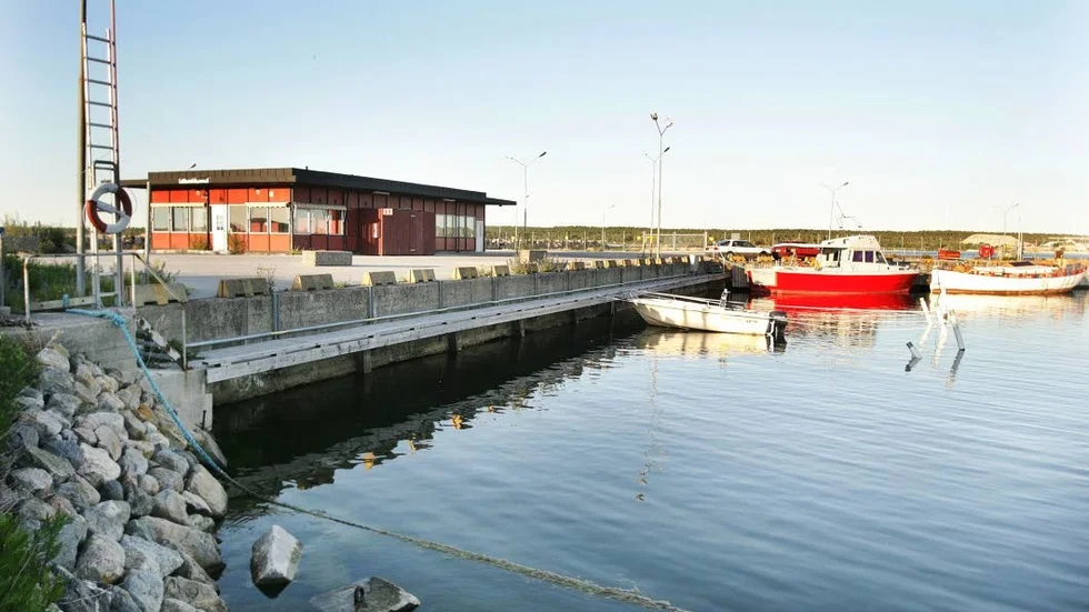 Försvarsmakten föreslår att Rederi AB Gotland ska få köpa Kappelshamns hamn.
