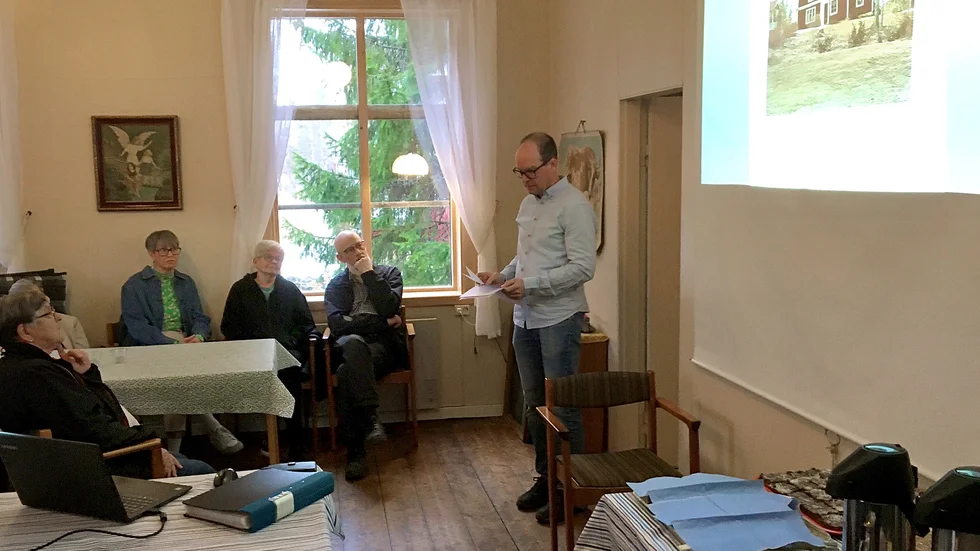 Olof Andersson Strand berättade om Harrbäckens äldre historia.  De första skriftliga beläggen som visar att det fanns bebyggelse i Harrbäcken är från 1539.