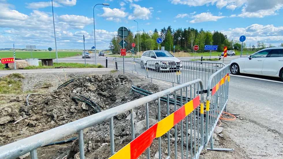 Nu börjar ombyggnationen av det olycksdrabbade Hammarbykorset till cirkulationsplats.