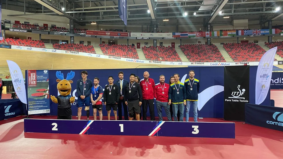 Västers BTK:s Emil Andersson längst ut bland medaljörerna i VM-kvalet i Paris.