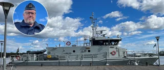 Oväntat besök i Strängnäs – Militärt fartyg intar ångbåtsbron