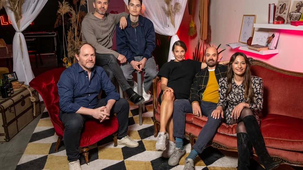 Tuva Novotny (mitten) regissör till filmen "Diorama”. Här ses hon tillsammans med skådespelarna frv Morgan Alling, Peter Jöback, Gustav Lindh, David Dencik, Pia Tjelta.