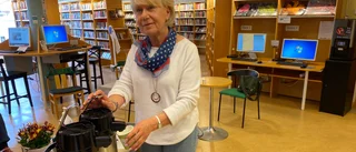 Fika och mingel när Boxholms bibliotek fyllde 25 år – "utvecklas mer och mer till att bli ett publikt vardagsrum"