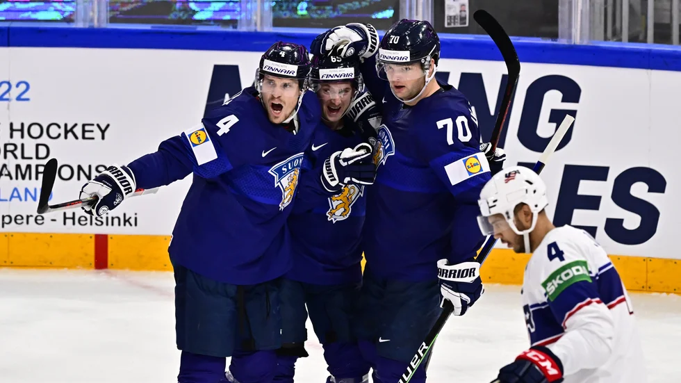 Finlands Sakari Manninen, i mitten, jublar efter 3–0-målet i segern över USA tillsammans med Mikko Lehtonen (4) och Teemu Hartikainen (70). USA:s lagkapten Seth Jones deppar.