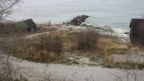 Här ska de nya bodarna i Ygne fiskeläge ligga. Tre ska byggas på den öppna plats mitt i bilden där det tidigare stått bodar, och fyra bodar ska byggas i en länga där det nu ligger två bodar till vänster på bilden. De bodarna ska först rivas.  Foto: Bengt Matsson