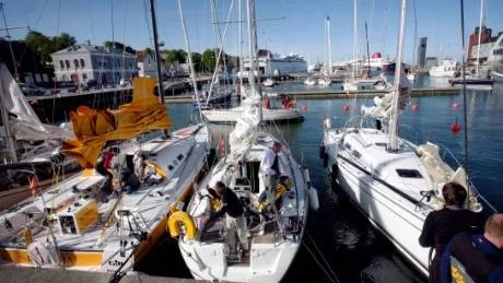 Tillfälliga gäster. Deltagarna i Watski 2 Star Baltic lade till i Visby hamn under torsdagsförmiddagen, men redan samma dag fortsatte tävlingen. Nästa anhalt var Borgholm på Öland.Foto: Henrik Radhe