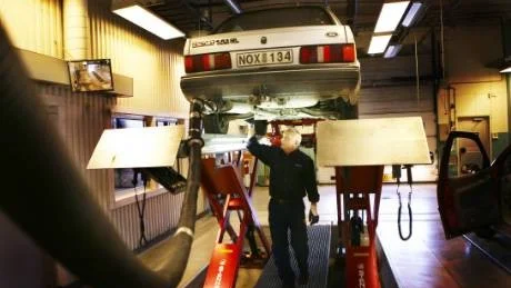 Besiktningstekniker. Bo Hallgren ser många äldre bilar varje dag och tycker inte att man behöver byta ut bilen så länge den håller.