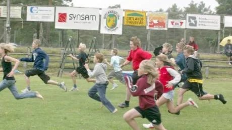 Startskott. Deltagarna i femkampen rusar i väg i tävlingens första gren, löpning.