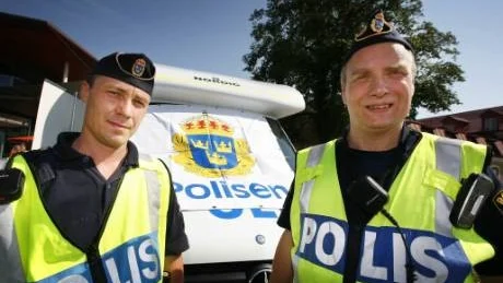 Mobilt poliskontor. Jonas Elling och Olof Ahlund tycker polisens nya mobila polisbuss är en stor tillgång och resurs i deras arbete.Foto: Simon Paulin