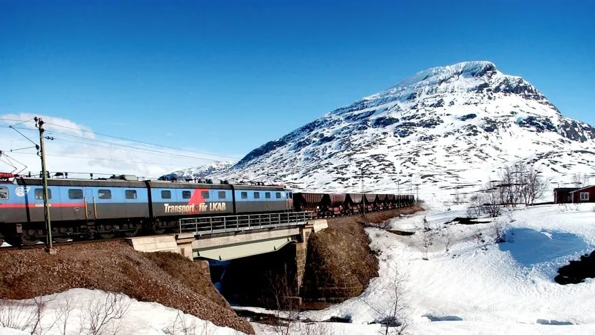 Trasiga stängsel. Under två månader har 170 renar dödats av tåg på sträckan mellan Kiruna och Riksgränsen. Orsaken är trasiga stängsel.