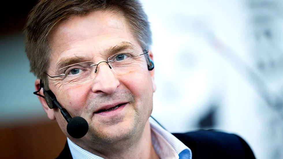 Staffan Sarbäck, direktör, försvarar köpet av den dyra som han säger "klassiska" lampan av typen Kotte.