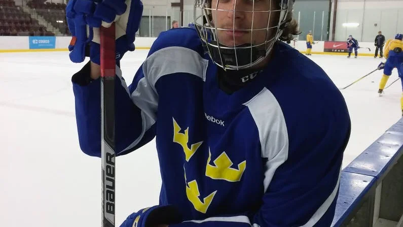Talangen. Bodensonen Jacob Olofsson, 17, har spelat till sig en plats i både Timrås A-lag och Juniorkronorna bruttotrupp, men petades i sista stund inför JVM 26 december till 5 januari.