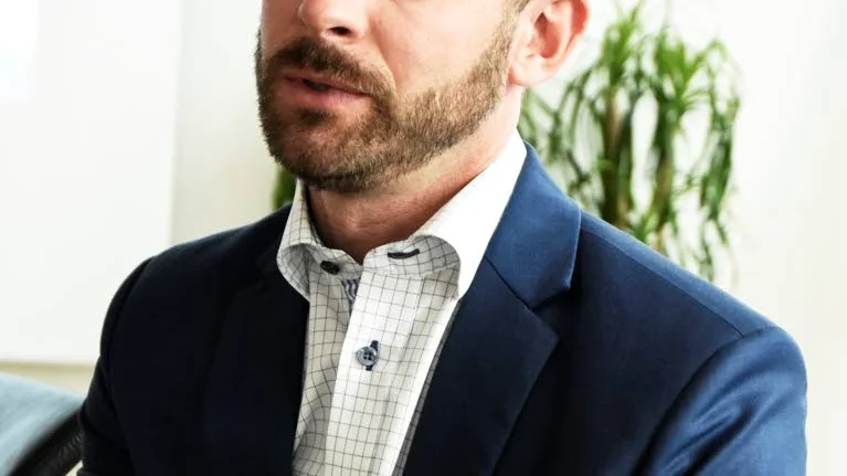 Ljus. Ja, enligt arbetsförmedlingschefen Daniel Nilsson är arbetsmarknaden god  just nu.
