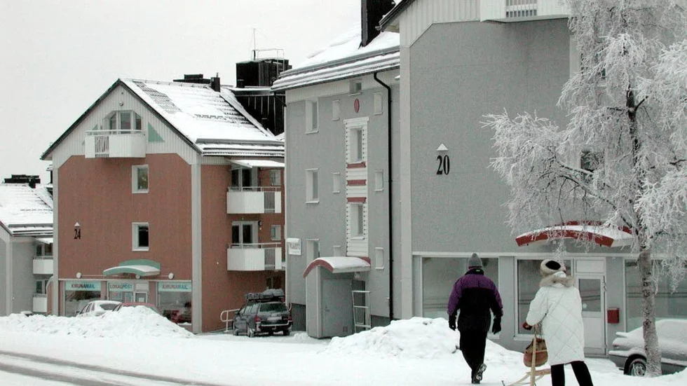 Kyrkogatan. På 90-talet renoverade bostadsrättsföreningen Karlavagnen lägenheterna på Kyrkogatan och tog stora lån. De fick då en skuld till Kiruna kommun som bara växer.