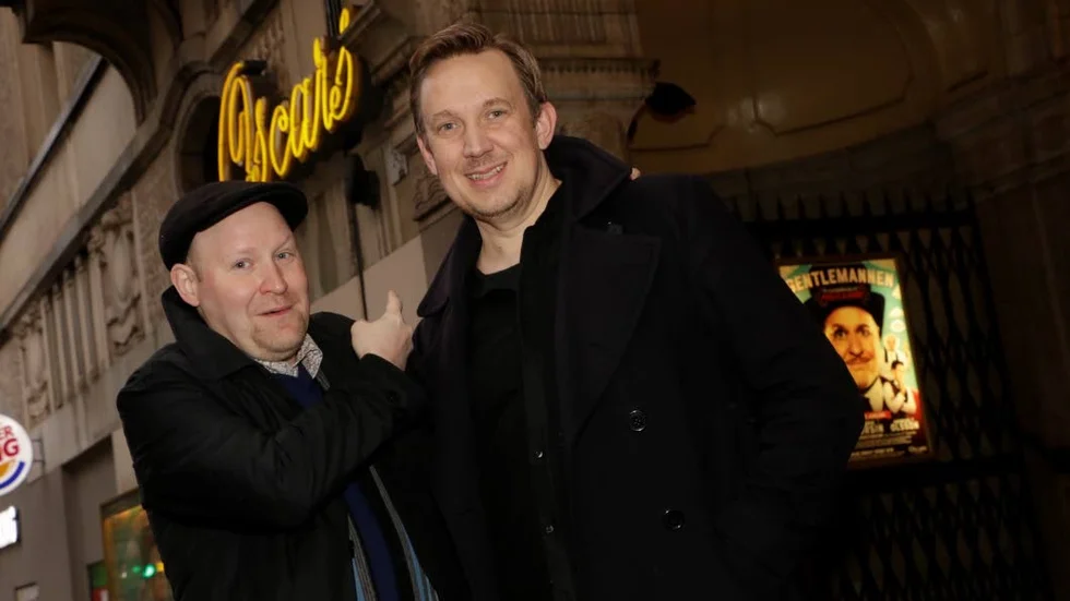Duo. Henrik Dorsin gör åtta roller i nya "Gentlemannen", medan Daniel Engman från Älvsbyn gör några färre. Den 25 januari har de premiär för den nya komedin på Oscarsteatern.