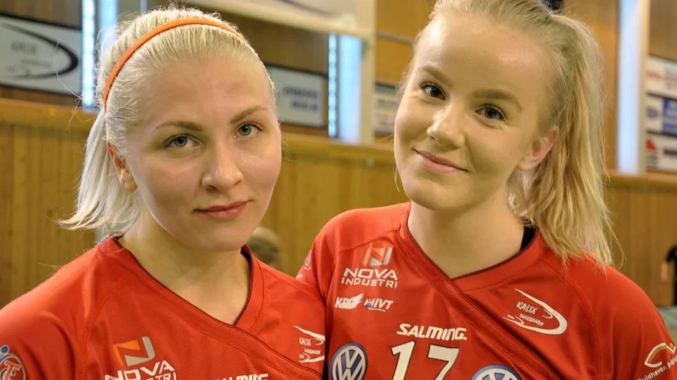 HALVNÖJDA. Josefine Almgrund och Emma Andersson kan glädja sig över lagets insats. Dock känns det lite surt att tappa en tvåmålsledning två gånger om.