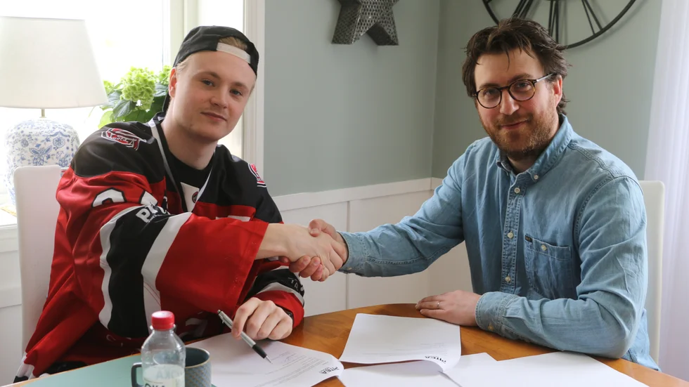 Oscar Nilsson kommer att spela i Piteå Hockey nästa säsong. Under onsdagen skrev forwarden på kontraktet som sportchefen Jonatan Glader erbjöd. 