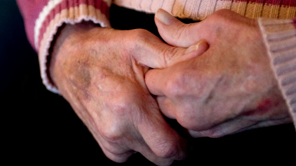 Beslutet fattades förra sommaren, men fortfarande väntar insändarskribentens mor på en plats i särskilt boende.