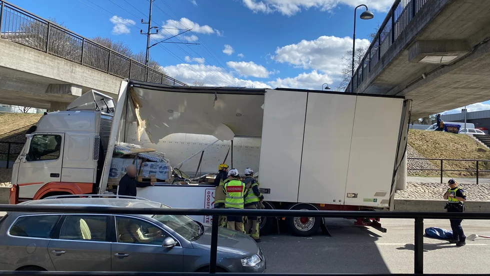 Lastbilen kraschade in i tågbron söderifrån, där det inte finns något höjdhinder.