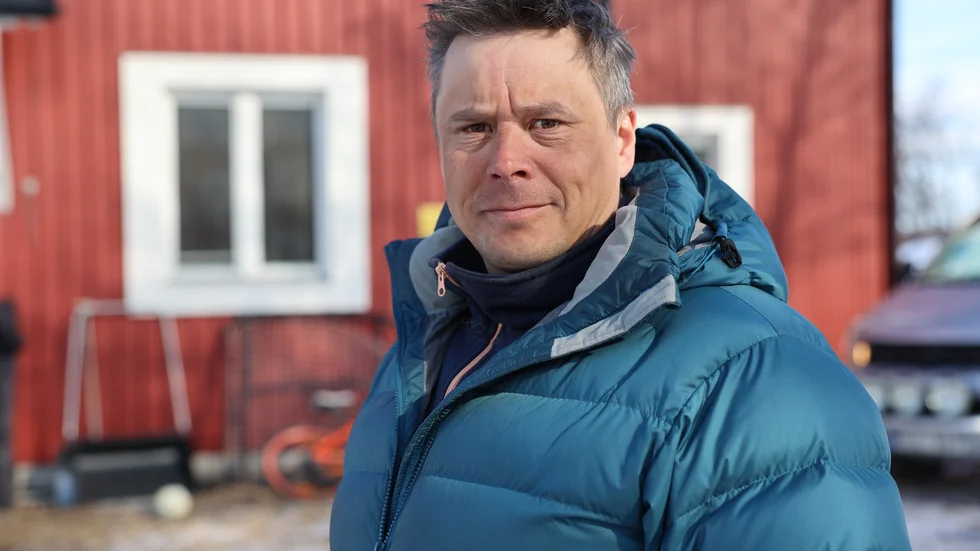 Jåvna Allas, ordförande i Gabna sameby, litar inte på vad kommunalrådet Gunnar Selberg säger, då han i hemlighet flyger helikopter för att undersöka vart det finns renar.  