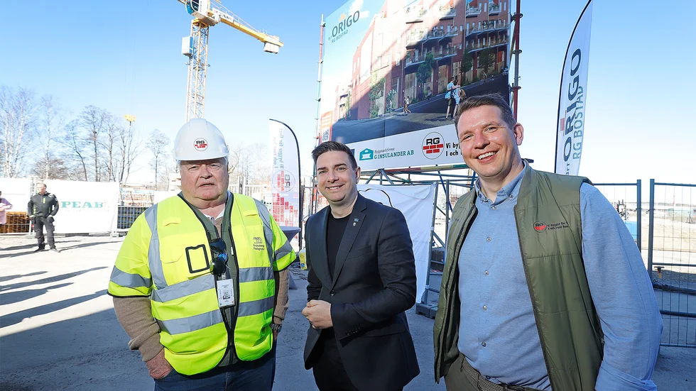 Startskottet har gått för RG bostads andra etapp i Västra Munktellstaden. Kommunstyrelsens ordförande Jimmy Jansson (S) deltog vid ceremonin, här flankerad av Jan och Anders Kruhsberg från RG Bostad.