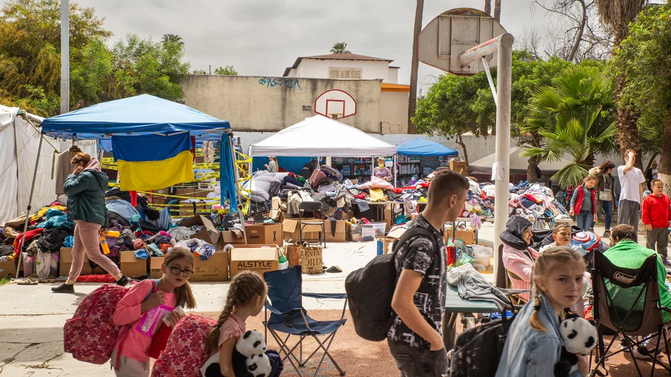 Många av de ukrainska flyktingarna som väntar på att ta sig in i USA sover på en basketanläggning i Tijuana. Omkring en tredjedel av dem är barn.