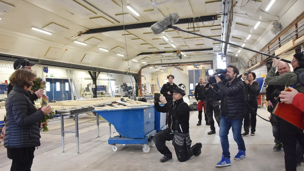 Postkodvinnarna Ann-Christine Johansson och Michael Thomsen från Harads fick tillsammans med Jesper Blomqvist ställa upp för fotografering.
