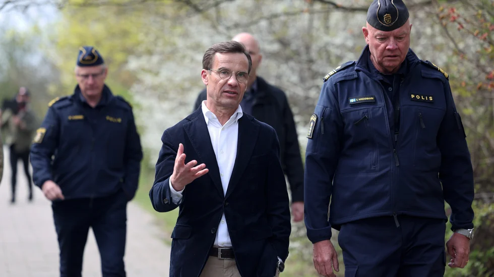 Polisen Stefan Wredenmark visar runt Moderaternas partiledare Ulf Kristersson i stadsdelen Rosengård i Malmö.