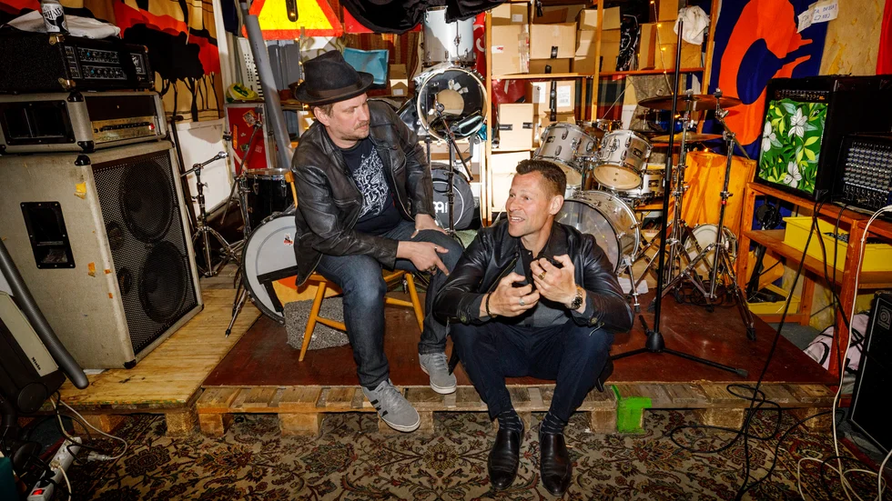 Tomas Rudström och David Giese är tillbaka i replokalen där allt hände för 25 år sedan. Deras skrotinstrument stod till och med kvar bakom en hylla. 