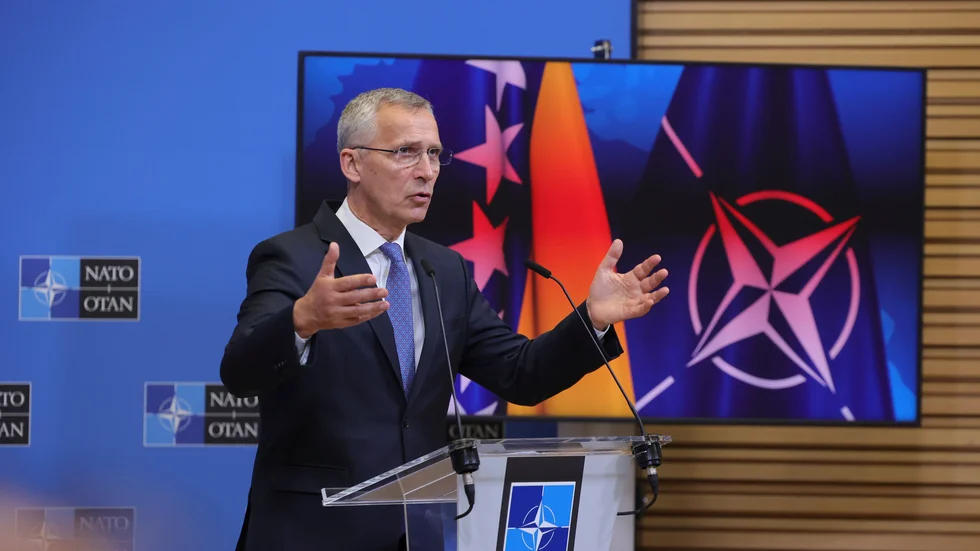 Natos generalsekreterare Jens Stoltenberg håller presskonferens efter ett möte med bosniske presidentrådsordföranden Sefik Dzaferovic.