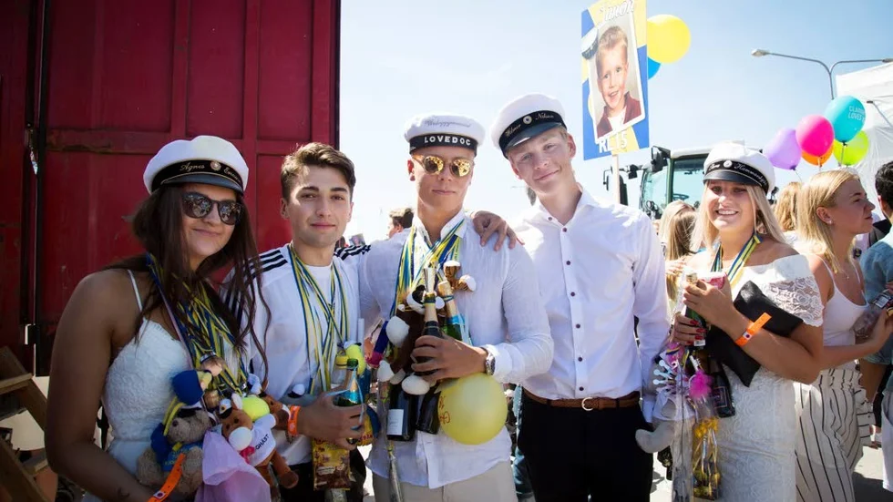 Jesper Buskas, Wilmer Nilsson och Clara Hammarskjöld tillsammans med sina två klasskamrater till vänster.