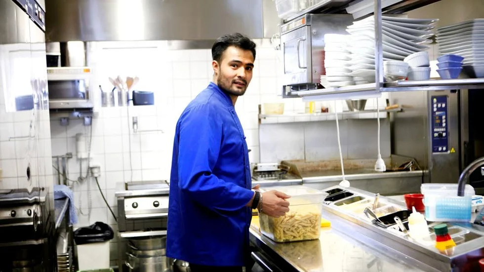 Ghasem Hassani serverar gärna uteslutande svenskt kött på Hamnkaféet, men då måste det få kosta, säger han.