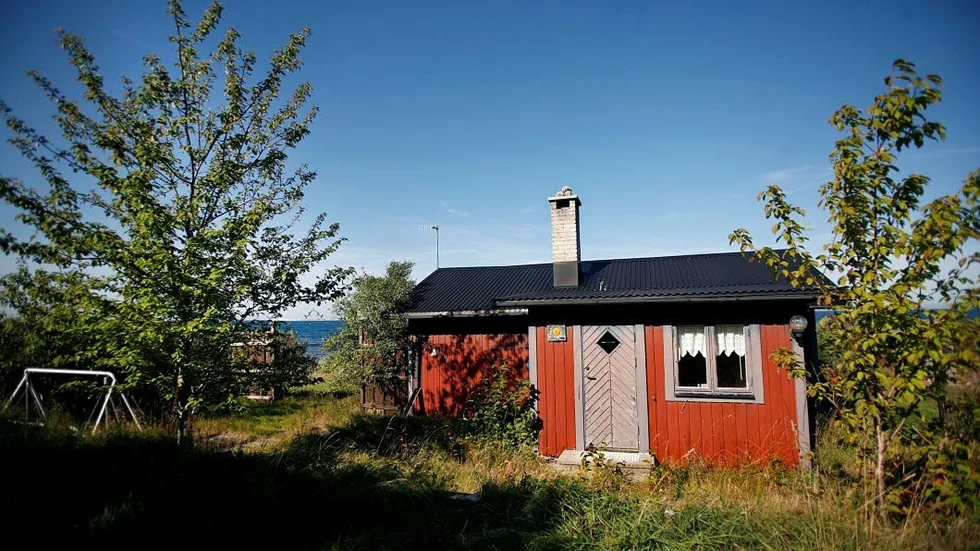 Priserna på bostadsrätter och villor på Gotland har stannat upp, enligt mäklaren Eric Randlert.