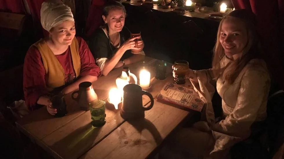 Tre personer tar över driften av Kapitelhusgården i Visby. Från vänster Torunn Folkesson, Stella Carlson och Alice Johansson.