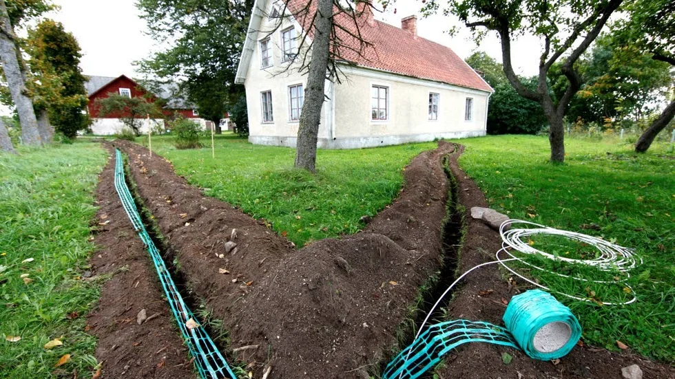 "Det kan vara lockande att sälja sitt fibernät men det är inte en bra idé. Man kan jämföra det med att sälja sitt hus och bo kvar som hyresgäst för evigt".