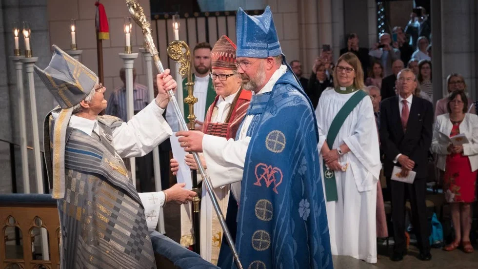 Thomas Petersson vigs till biskop i Visby stift.
Ärkebiskop Antje Jackelén överlämnar biskopsstaven (kräklan) till biskop Thomas.