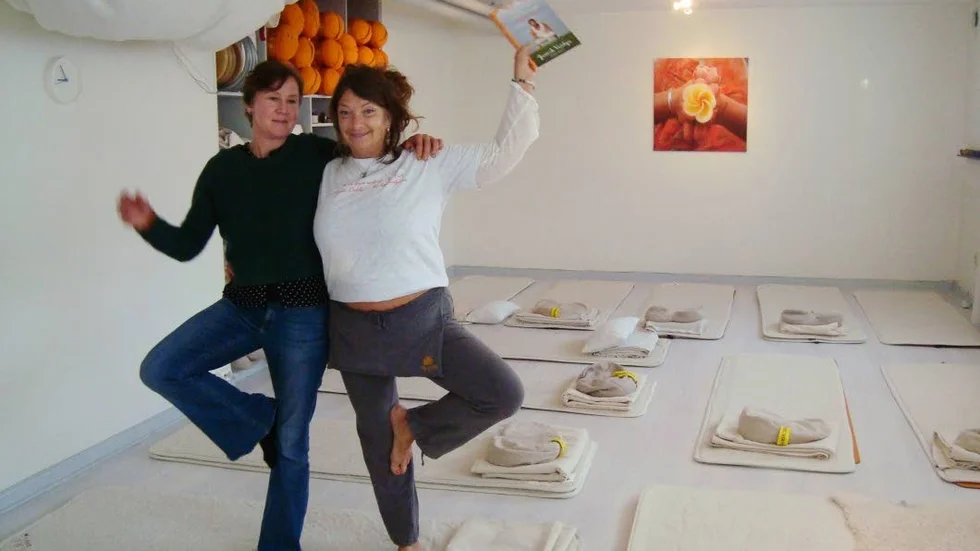 Annika Lordh och Martina Dahlby arrangerar den indisken levnadsgurun Janesh Vaidyas föreläsning i Visby söndag 28 oktober.