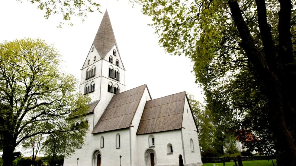 På Annandag pingst ljuder öns kyrkklockor. Bilden föreställer Stenkyrka kyrka.