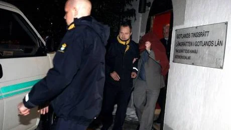 I går dök den bedrägerimisstänkte "Janne" upp på polisstationen i Visby och anmälde sig själv. Rättegången mot honom inleddes omedelbart. Här förs han ut från Gotlands tingsrätt efter måndagens förhandlingar.