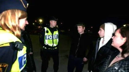 PATRULL. Carin Götblad och Conny Johansson pratar våldsbrott med Kujtim och Blerim Ademi samt Angelica Karlsson.