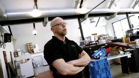 Urban Olofsson, operatör, blev i går varslad från Payex. Hans jobb ska till Småland.