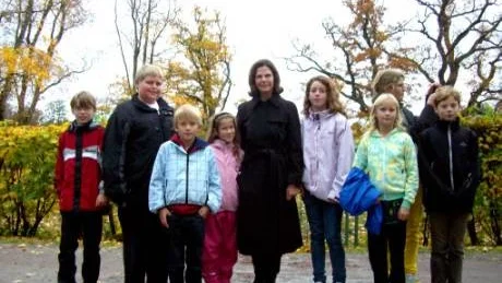 Abbe Åkesson i ljusblå jacka, Elina Andergren i rosa jacka och My Ståhl-Knudsen i gulgrön tröja går i trean på Norrbackaskolan och hade tur att träffa på drottning Silvia när de besökte Drottningholm. Övriga barn på bilden går på Solbergaskolan. Foto: Cilla Cederlund/läsarbild