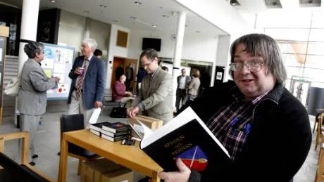 Bokprojekt. Torsten Svensson blädddrar här i ett av de första exemplaren av den minst sagt tunga boken med titeln "Spadenoch pennan".  Foto: Henrik Radhe
