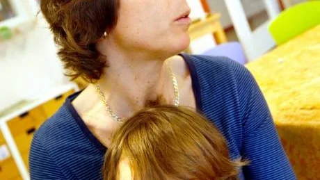 Hos oss gör barnskötare och förskollärare samma jobb. Vi delar på allt, säger Åsa Edman, på förskolan Asken. Här med Wilmer Pettersson, 2,5 år, i knät.