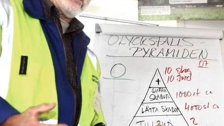 Lennart Bergius är arbetsmiljöutvecklare och sade att det man kan göra något åt direkt är tillbud och riskbeteende.