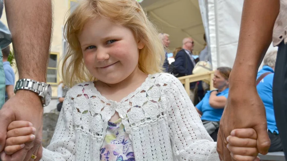 Efter två och ett halvt år med behandlingar mot leukemi. Är Majken som vilken femåring som helst.