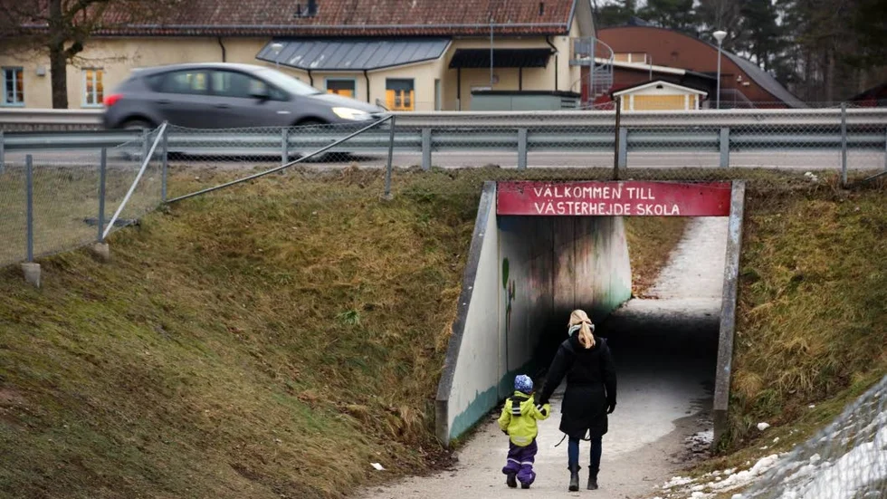 Kvar. Verksamheten fortsätter i den befintliga skolan i Västerhejde på obestämd tid.