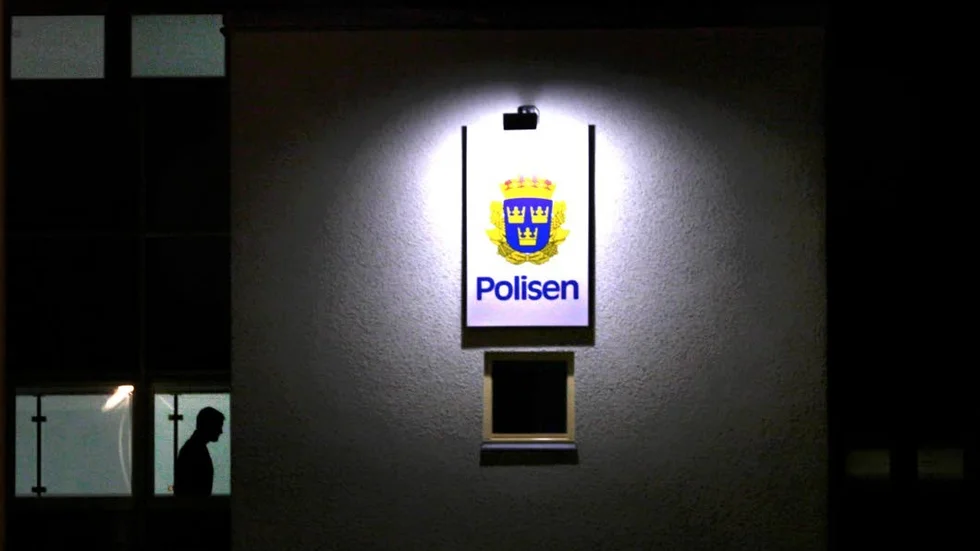 Mannens agerande rubriceras som misstänkt ofredande. Själv förnekar han att det funnits något brottsligt uppsåt.