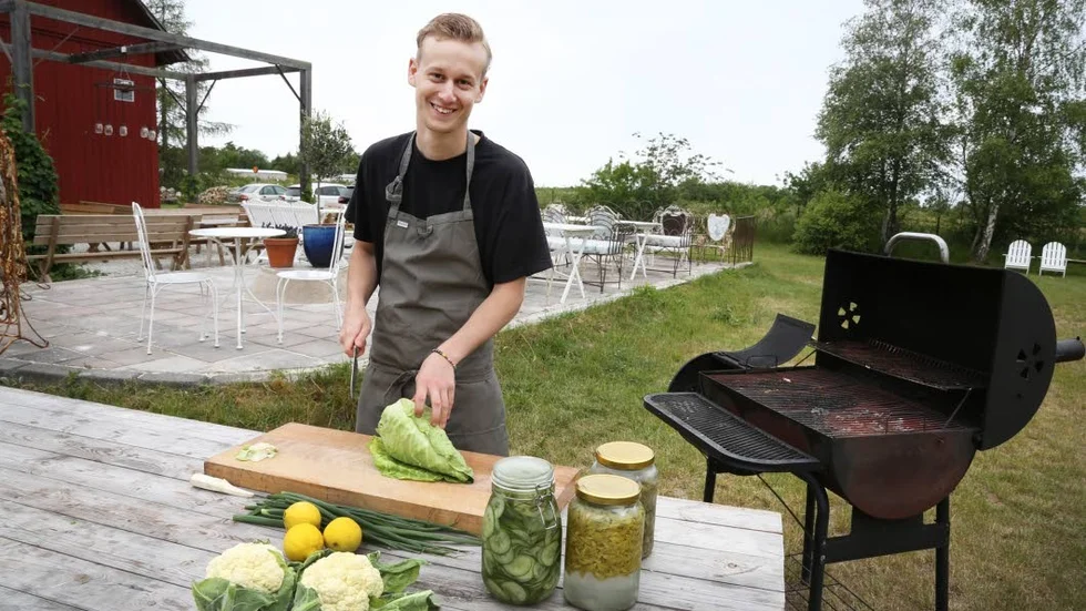 Utomhus. Olle Broström gillar att laga mat på gotländska ekologiska grönsaker, gärna utomhus medan gästerna ser på. Lika kul tycker han att det är att tävla med juniorlandslaget.
