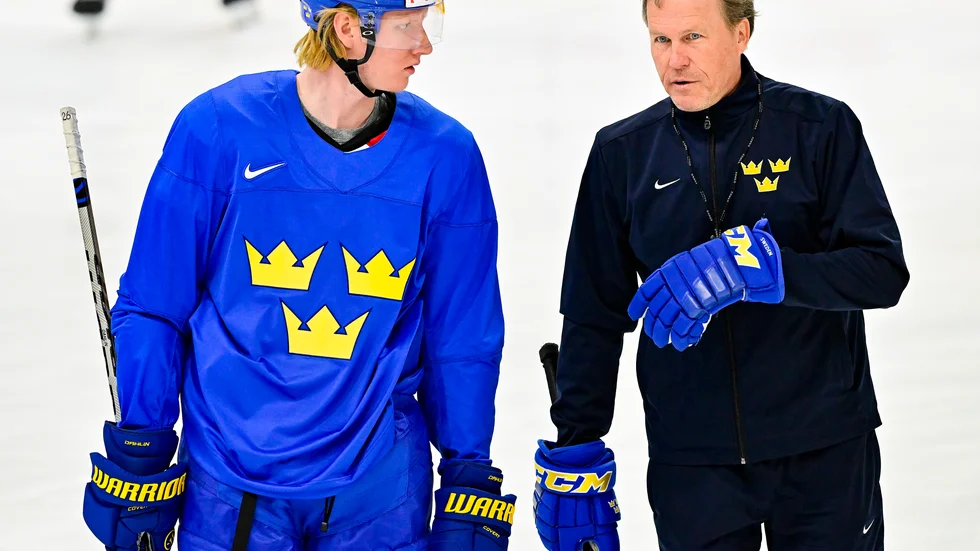 Sista matchen? Förbundskapten Johan Garpenlöv, här i samspråk med Buffalobacken Rasmus Dahlin, gör sin sista match i kväll i händelse av förlust.